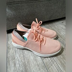 Sketchers Tennis Shoes